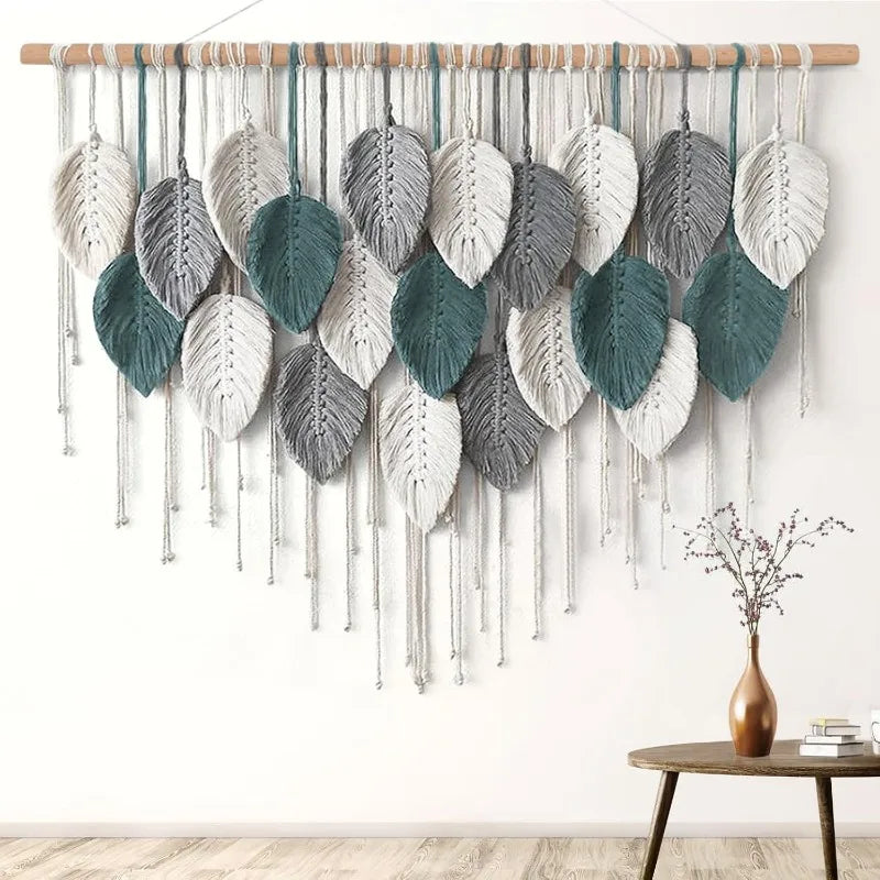 Tapeçaria Macramê Boho Premium — Folhas e Penas para Decoração