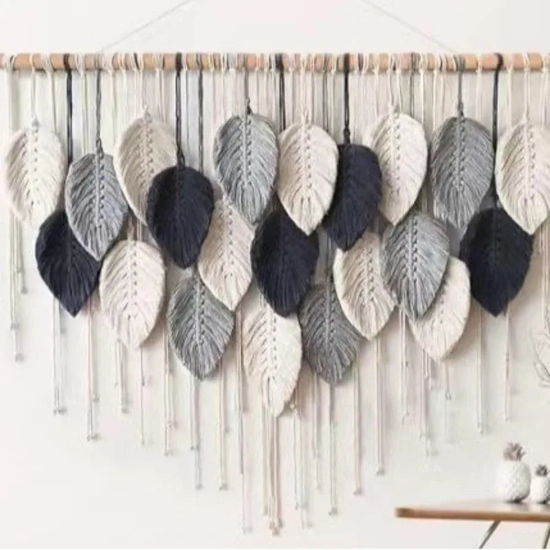 Tapeçaria Macramê Boho Premium — Folhas e Penas para Decoração