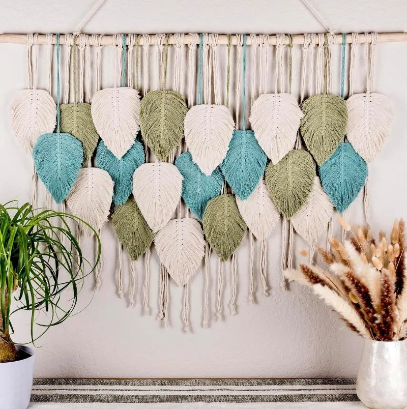 Tapeçaria Macramê Boho Premium — Folhas e Penas para Decoração
