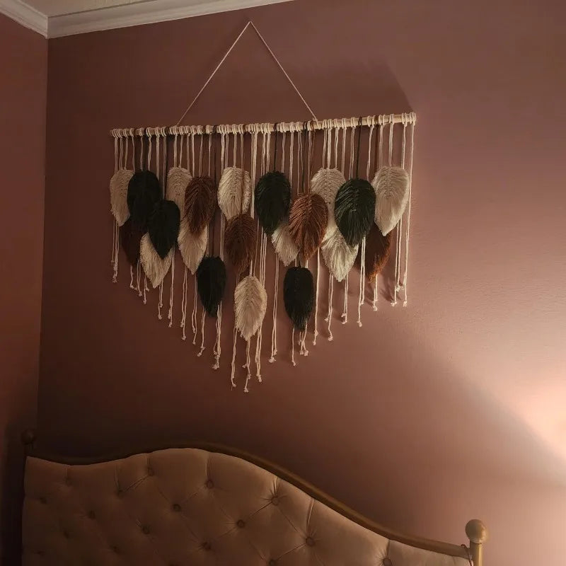 Tapeçaria Macramê Boho Premium — Folhas e Penas para Decoração