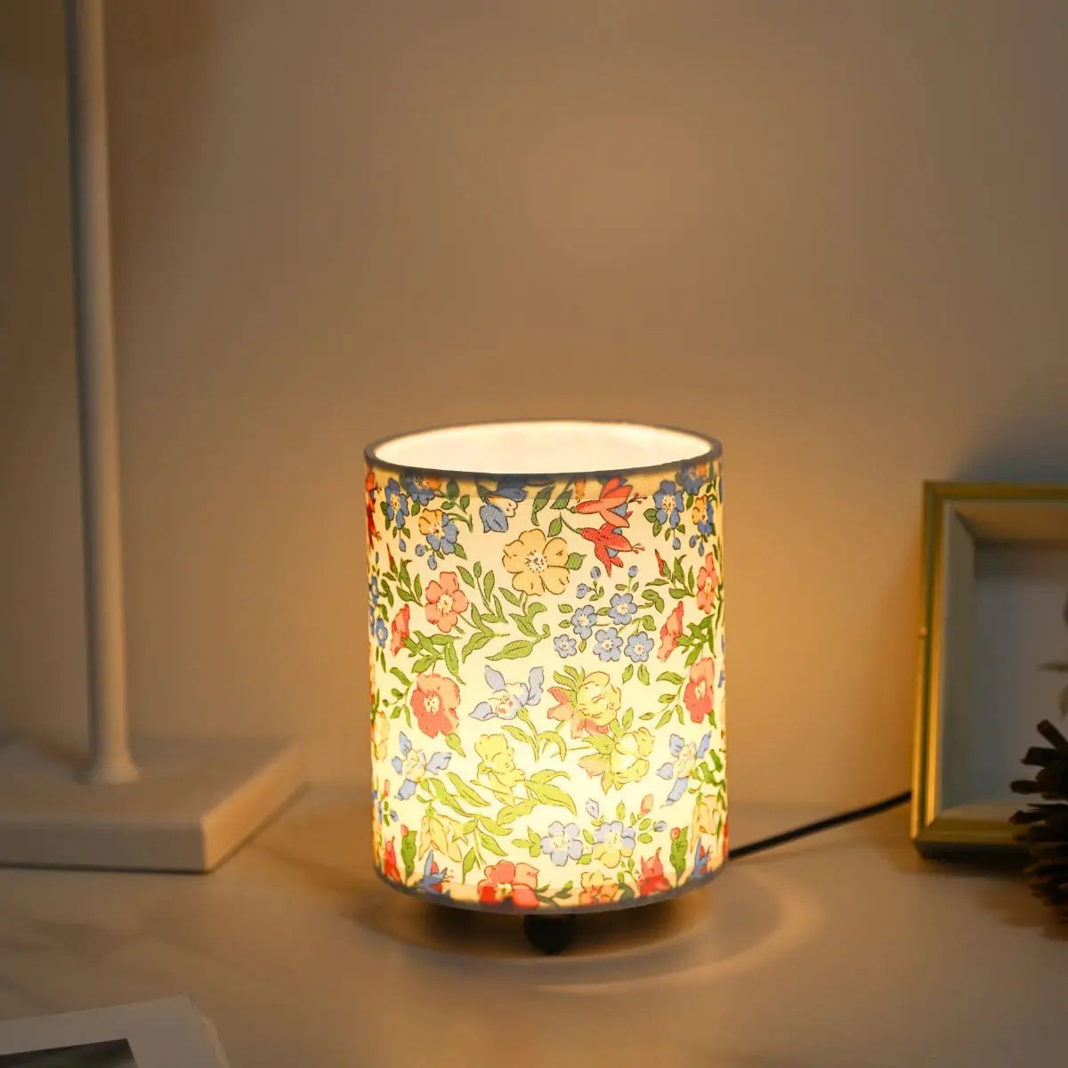 Luminária de Mesa Minimalista Premium em Tecido com USB