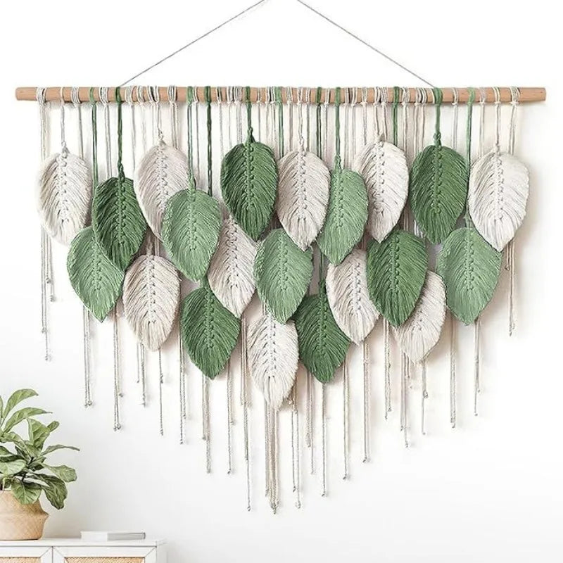 Tapeçaria Macramê Boho Premium — Folhas e Penas para Decoração