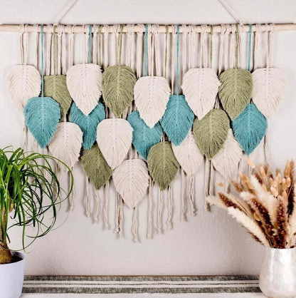 Tapeçaria Macramê Boho Premium — Folhas e Penas para Decoração